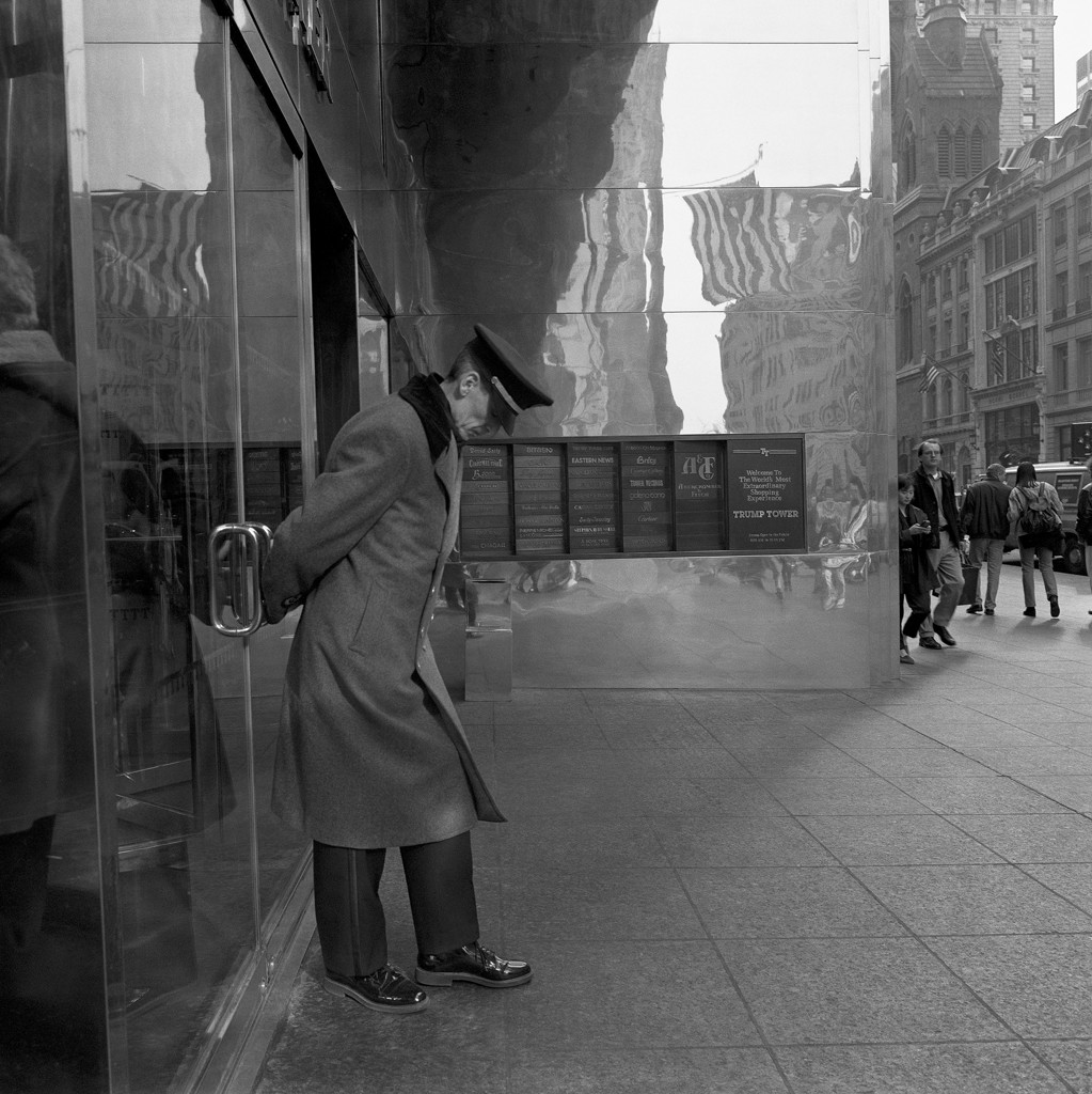 025 Angel Sanz. The trump's tower doorkeeper. NYC. 1996